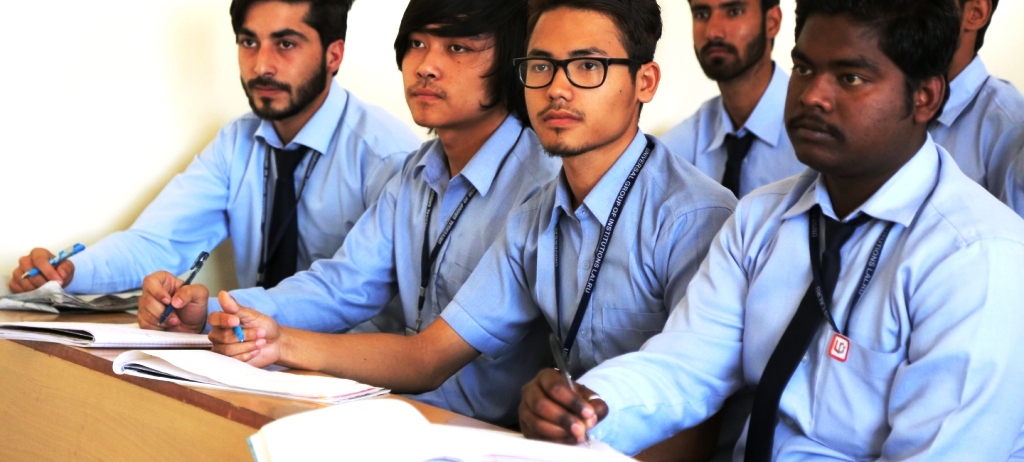 Closeup of four Indian business people standing in a line with their arms  crossed, smiling Stock Photo - Alamy